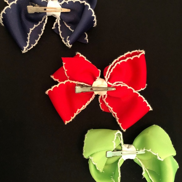 Cotton Tails "3 Hair bow clips in scalloped edge" - Picture 2 of 2